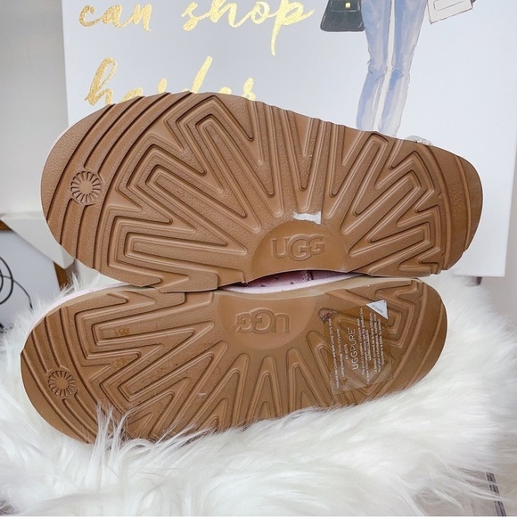 UGG big kid size 4 pink star and bow bootie - Picture 6 of 11